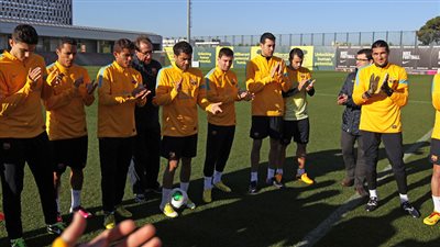 لاعبو برشلونة يحتفلون بميسى فى التدريبات