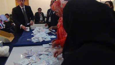 1667 صوتًا للسيسي مقابل 25 لحمدين بلجنة السباعية في أسوان