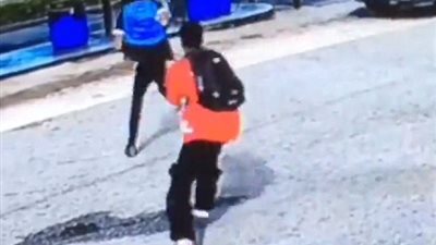 بالفيديو والصور.. شاب يقتل آخر بسبب هاتف محمول