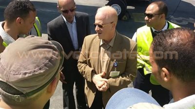 بالصور.. رئيس المصرية لخدمات الطيران يستمع لشكاوى العاملين