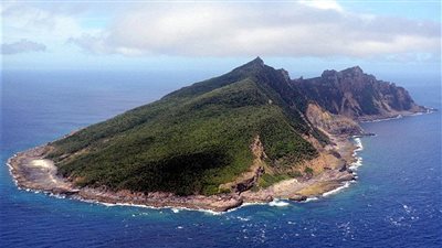 نشطاء وصيادون يابانيون يبحرون بالقرب من جزر سينكاكو المتنازع عليها