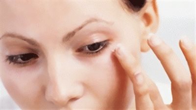 بالفيديو.. 4 طرق للتخلص من الانتفاخات حول العين