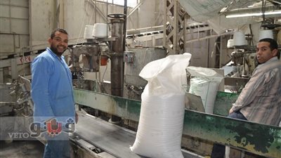 بالصور.. محافظ قنا يتفقد مصنعي السكر ولب الورق بقوص