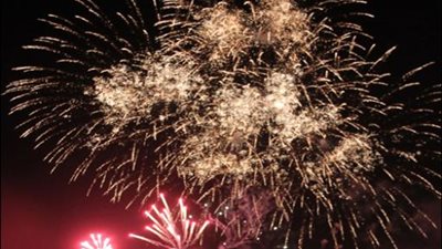 الألعاب النارية تزين سماء 