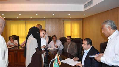 مساعدات إنسانية في اللقاء الأسبوعي لخدمة المواطنين بالفيوم