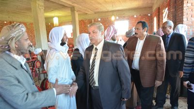 بالصور.. محافظ الإسماعيلية يقدم واجب العزاء في شهيد سيناء