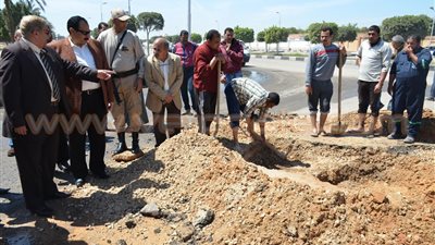 بالصور.. محافظ الإسماعيلية يتابع إصلاح ماسورة مياه «حي السلام»