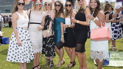 بالفيديو والصور.. السيدات يتألقن بالفساتين في سباق الخيول بملبورن