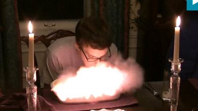 بالفيديو.. «تورتة» تشتعل بوجه شاب في عيد ميلاده