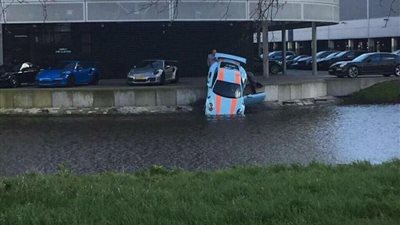 غرق سيارة «بورش 911 GT3 RS» في هولندا