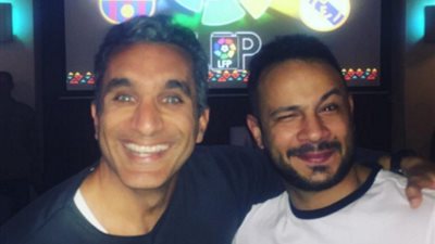 باسم يوسف ومحمد عطية يشاهدان الكلاسيكو في دبي