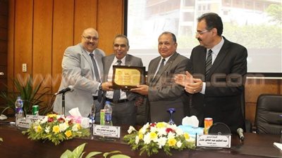 بالصور.. «هندسة طنطا» تكرم رئيس الجامعة السابق