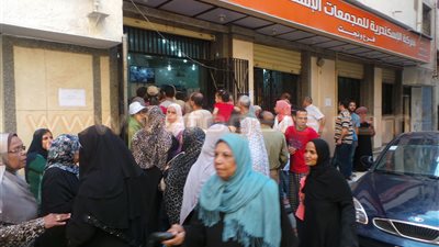 بالفيديو.. إقبال أهالي الإسكندرية على المجمعات الاستهلاكية لشراء السكر