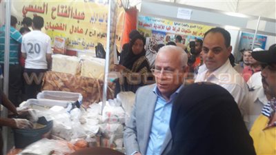 محافظ بورسعيد يتفقد معرض «أهلا رمضان» ويوزع سلعا مجانية على المواطنين