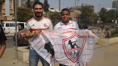 بالصور.. توافد مشجعي الزمالك على النادي قبيل مباراة نهائي أفريقيا