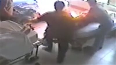 بالفيديو.. لحظة اشتعال النيران في سرير مريض نفسي مقيد