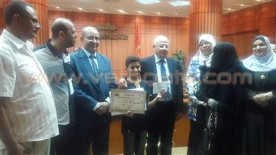 بالصور.. محافظ بورسعيد يكرم الأوائل من طلاب الابتدائية
