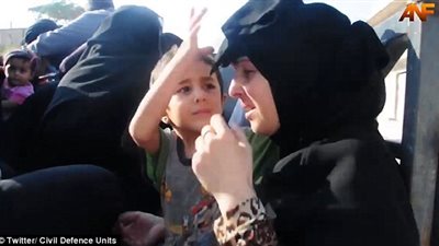 بالفيديو والصور.. طفل سوري يمنع والدته من خلع النقاب