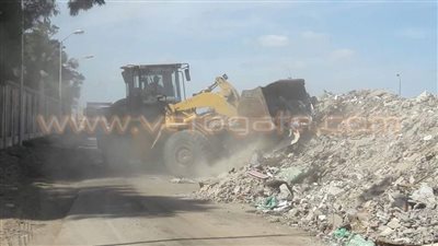 بالصور.. إزالة المخلفات من أمام مدرسة في بورسعيد