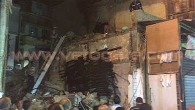 بالصور.. اندلاع حريق بمنزل خشبي مهجور بشارع تجاري ببورسعيد