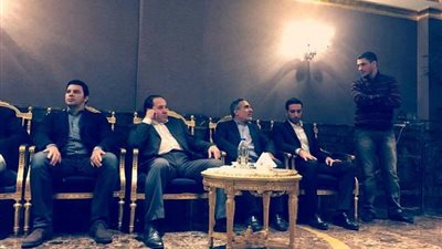 أول صورة لـ«أبو تريكة» أثناء تلقيه عزاء والده في قطر