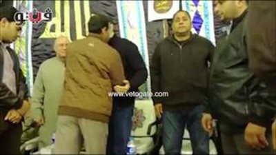 بالفيديو.. «حسين» شقيق أبو تريكة يصافح علاء مبارك