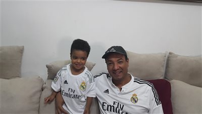 هشام الجخ ونجله يرتديان زي ريال مدريد: «فاز زيدان»