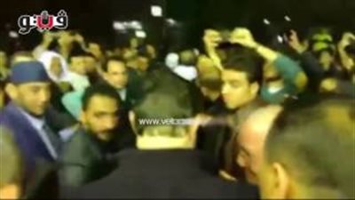 بالفيديو.. تدافع المئات مع خروج علاء مبارك من عزاء والد «تريكة»