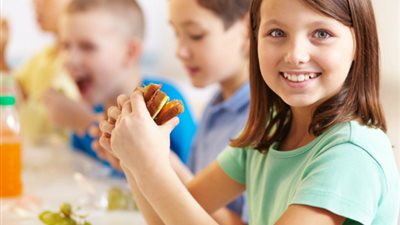 5 حيل تقنع طفلك بتناول أطعمة يرفضها