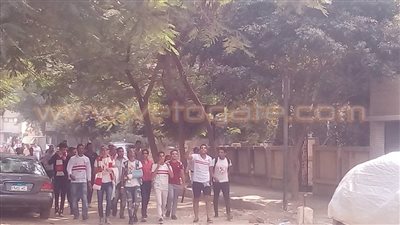 بالفيديو.. مشجعو الزمالك يجوبون محيط النادي بالأعلام قبيل لقاء صن دوانز