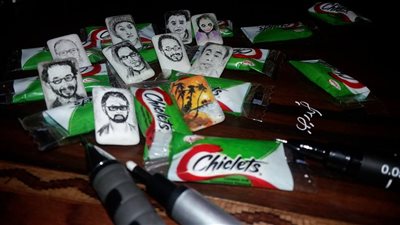 بالصور.. شاب يرسم الفنانين على «اللبان»