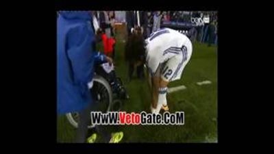 بالفيديو.. «مارسيلو» يهدي حذاءه لطفل معاق عقب الفوز بالسوبر الأوروبي