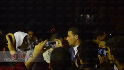 بالفيديو.. حساسين يشارك في عزاء والد «تريكة»