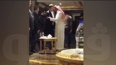 بالفيديو.. أبو تريكة يتلقى عزاء والده في قطر بحضور نجوم الكرة