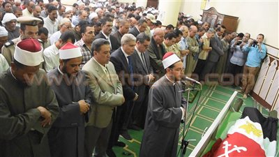 بالفيديو.. صلاة الجنازة على جثمان شهيد الفيوم