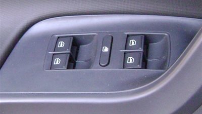 نصائح لتعطيل النوافذ الكهربائية عند اصطحاب الأطفال في السيارة