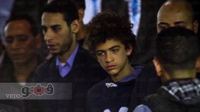 بالصور.. نجل «تريكة» يتلقى عزاء جده