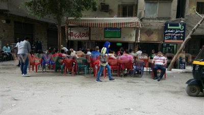 بالصور.. احتشاد جماهير الزمالك بمقاهي المعادي لمتابعة لقاء صن دوانز