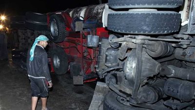 انقلاب سيارة نقل مواد بترولية بطريق «القاهرة - أسيوط»