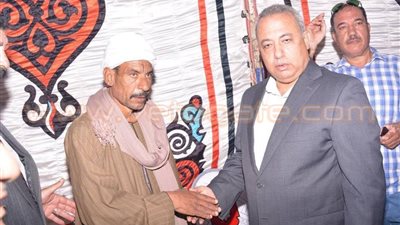 بالصور.. محافظ الشرقية يعزي أهالي شهيدي كمين زغدان