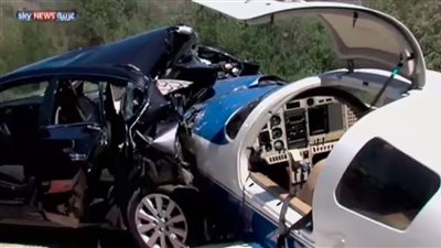 بالفيديو.. طائرة تصطدم بسيارة في كاليفورنيا