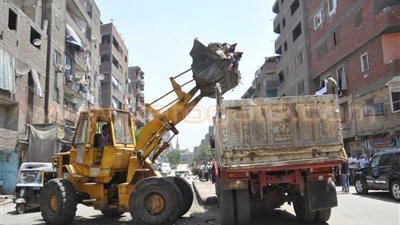 بالصور.. جولة مفاجئة لمحافظ الجيزة بإمبابة لمتابعة أعمال النظافة