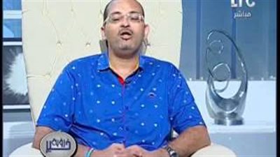 بالفيديو.. مفسر أحلام يوضح رؤية الأحذية والشمس والقمر في المنام