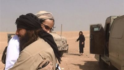 بالصور.. داعشي يودع زميله قبل تفجير انتحاري