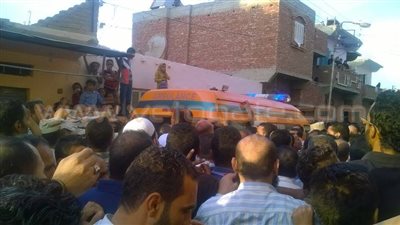 بالصور.. المئات من أهالي «سرابيوم» يشيعون جثمان شهيد سيناء