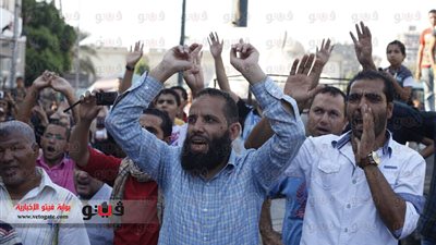 بالصور..العشرات من أنصار المعزول يتجمعون أمام مسجد 