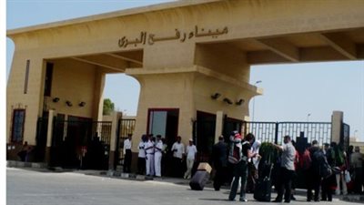 281 شخصا يعبرون ميناء رفح البرى