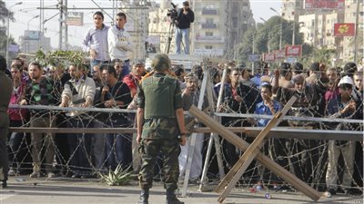 الجيش ينشر أسلاك شائكة بمحيط 