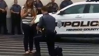 بالفيديو.. شرطي يبتكر طريقة مذهلة لطلب الزواج من حبيبته