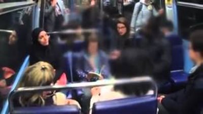 بالفيديو.. سيدة فرنسية متطرفة تهاجم فتاة 